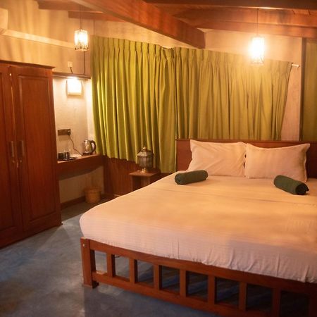 Hotel Sea Trails Bentota Esterno foto