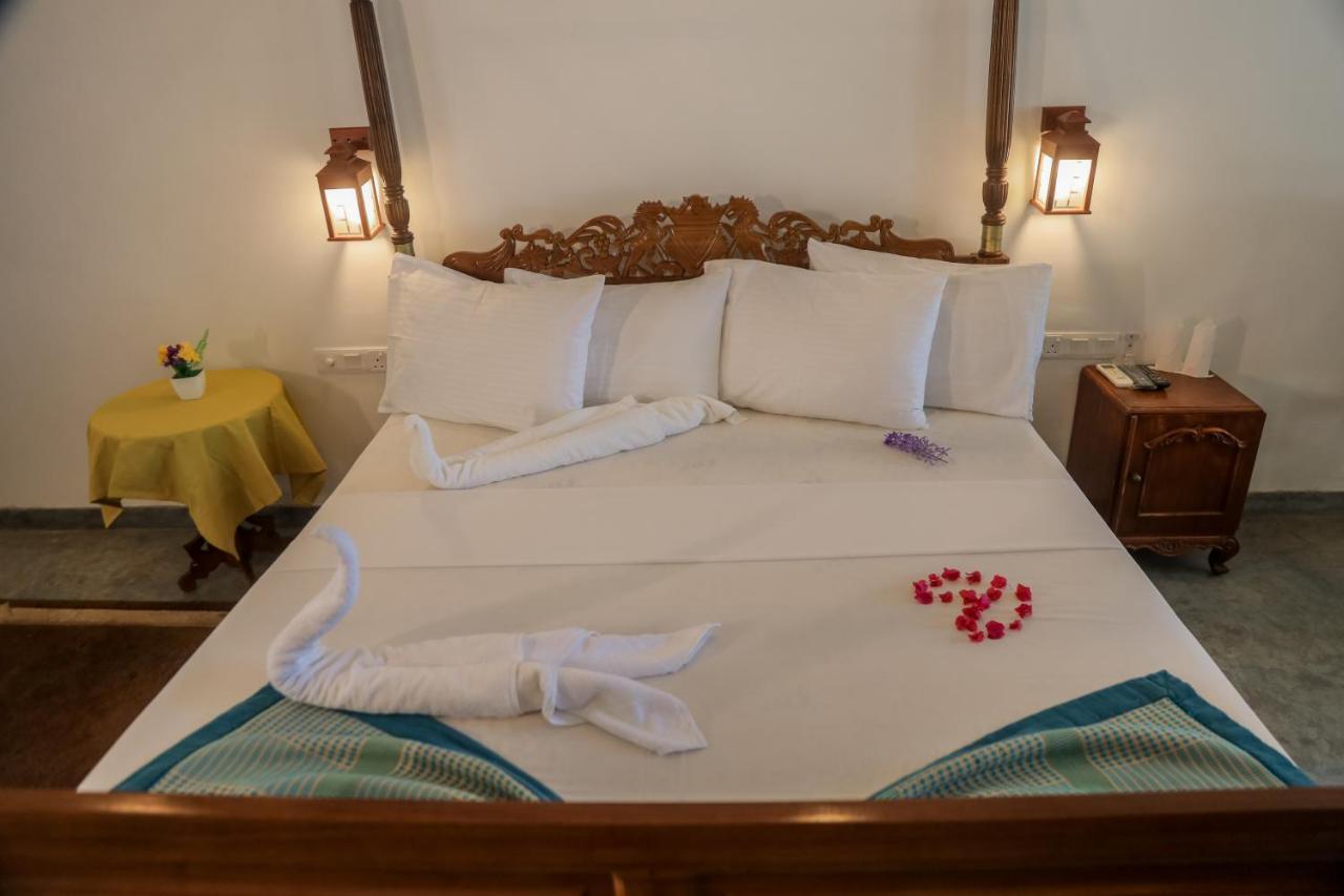 Hotel Sea Trails Bentota Esterno foto