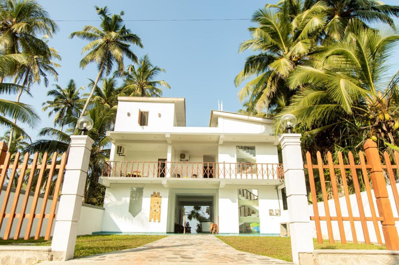 Hotel Sea Trails Bentota Esterno foto