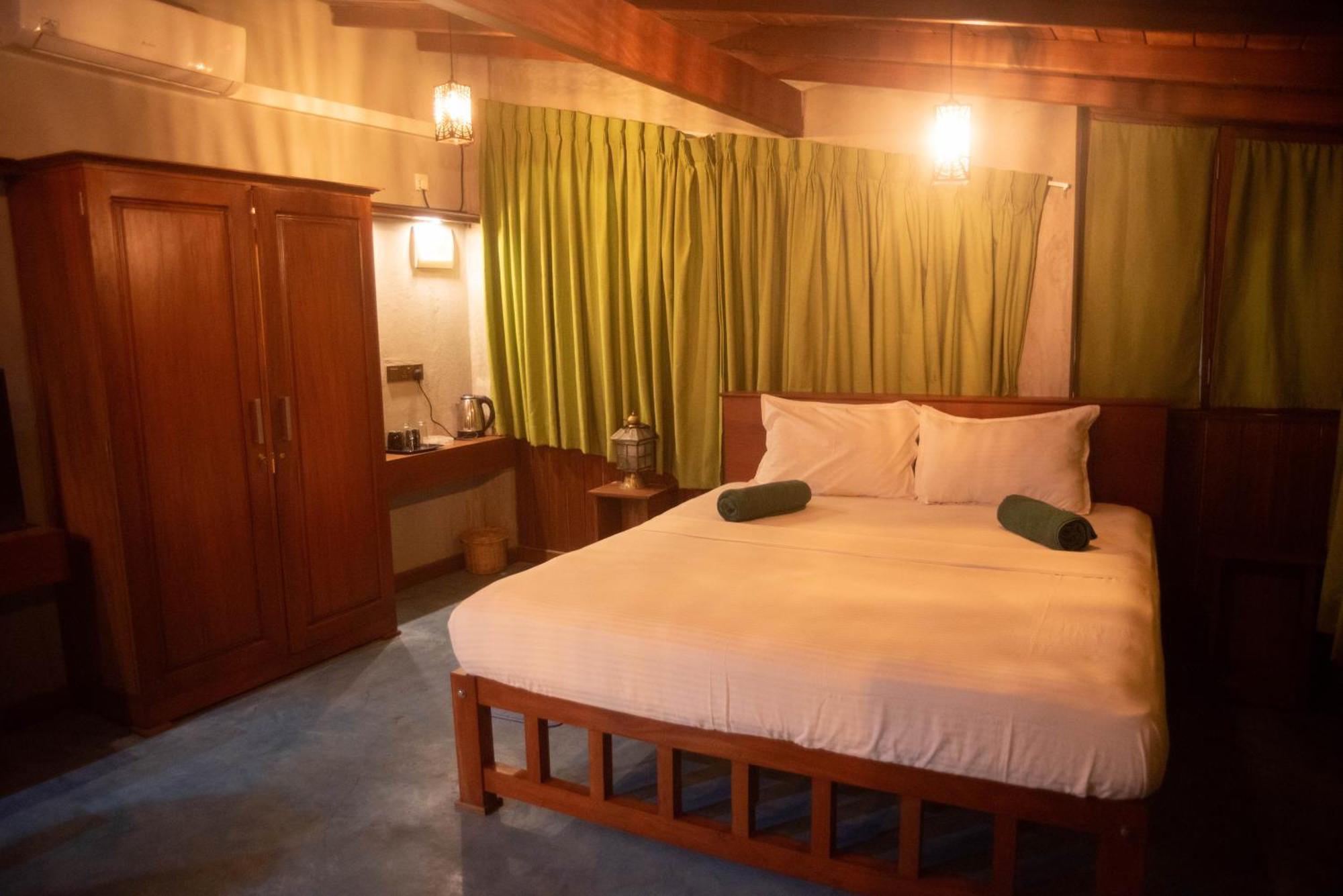 Hotel Sea Trails Bentota Esterno foto