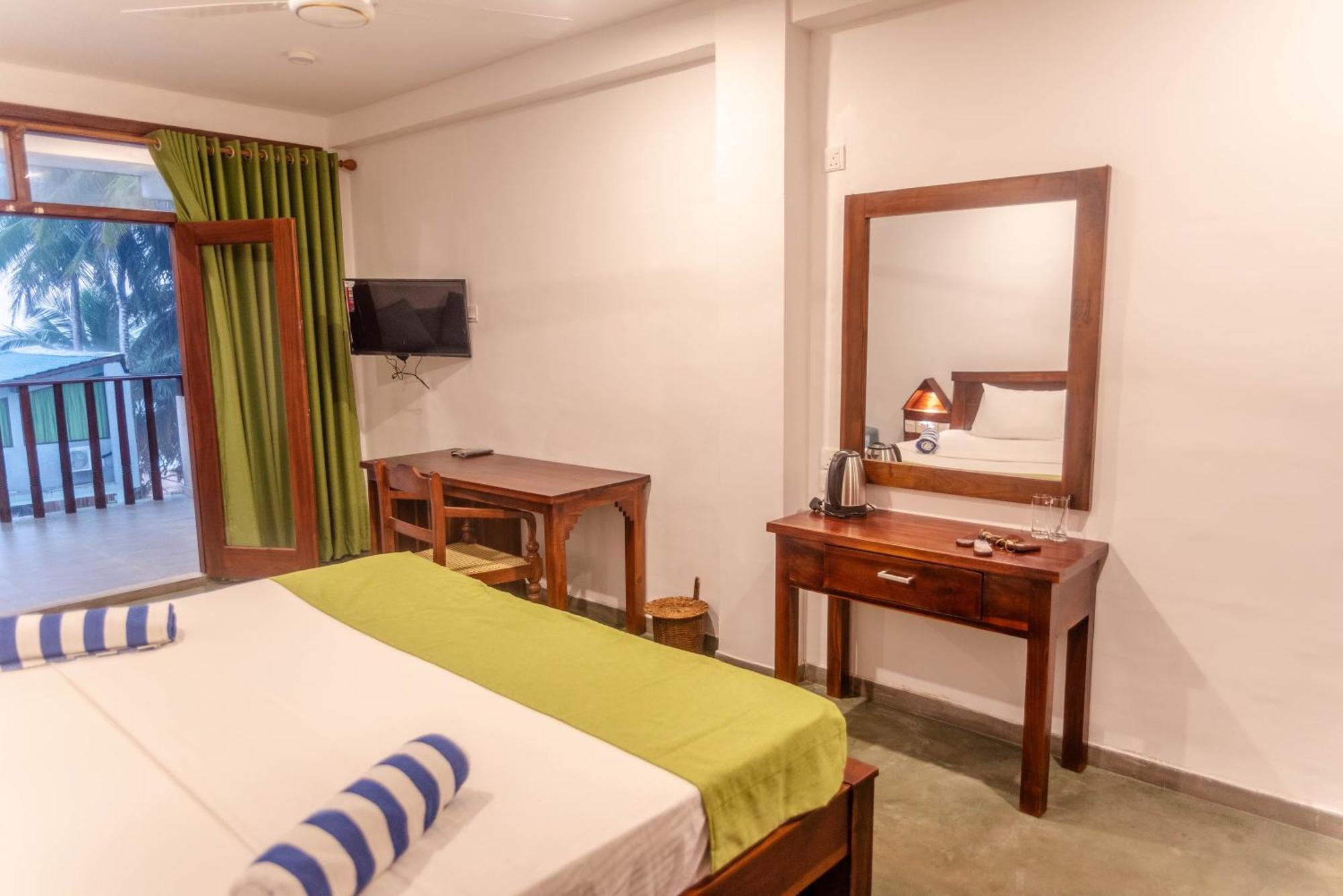 Hotel Sea Trails Bentota Esterno foto