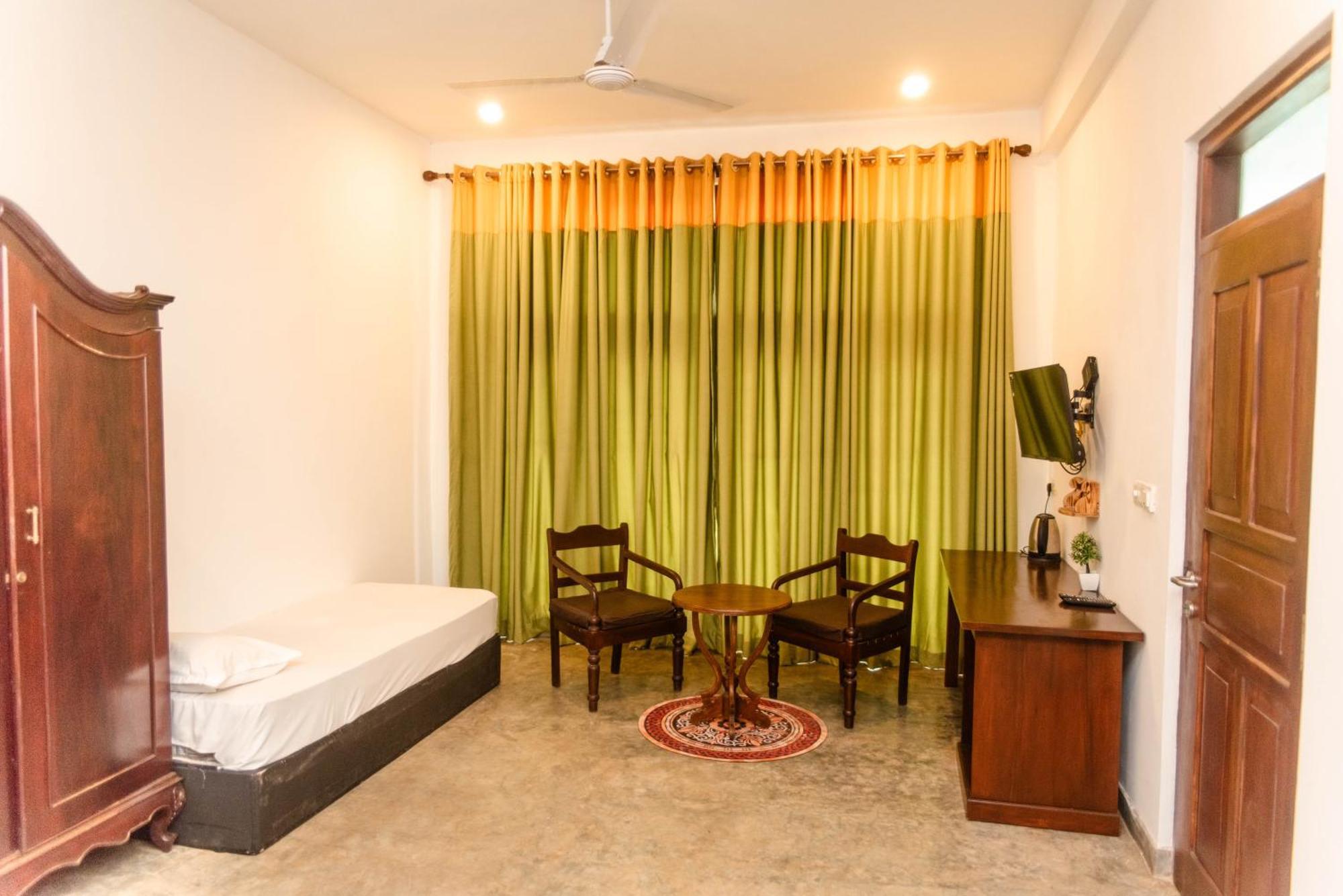 Hotel Sea Trails Bentota Esterno foto