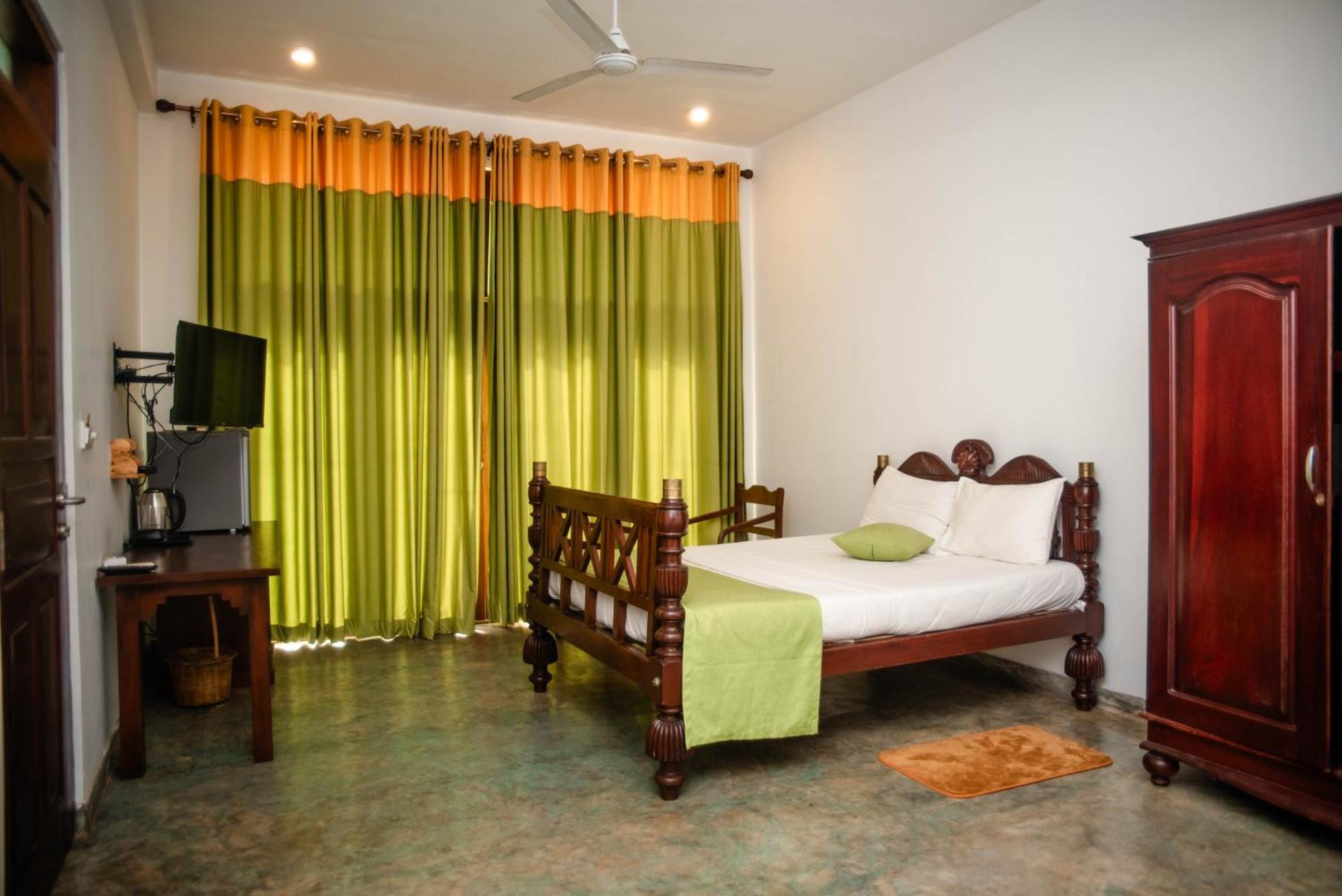 Hotel Sea Trails Bentota Esterno foto