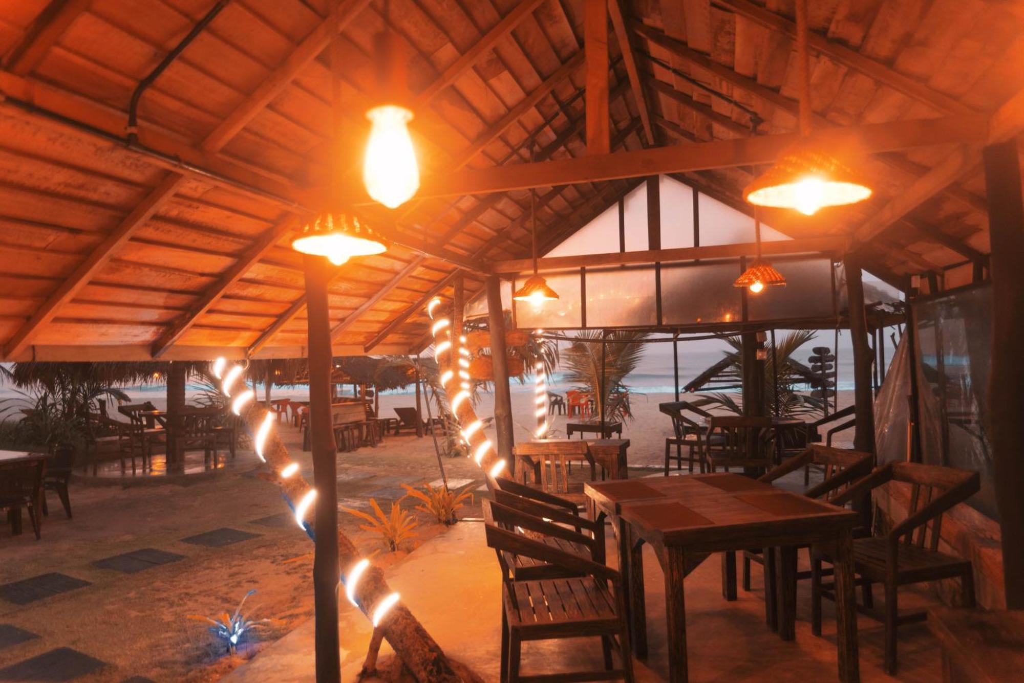 Hotel Sea Trails Bentota Esterno foto