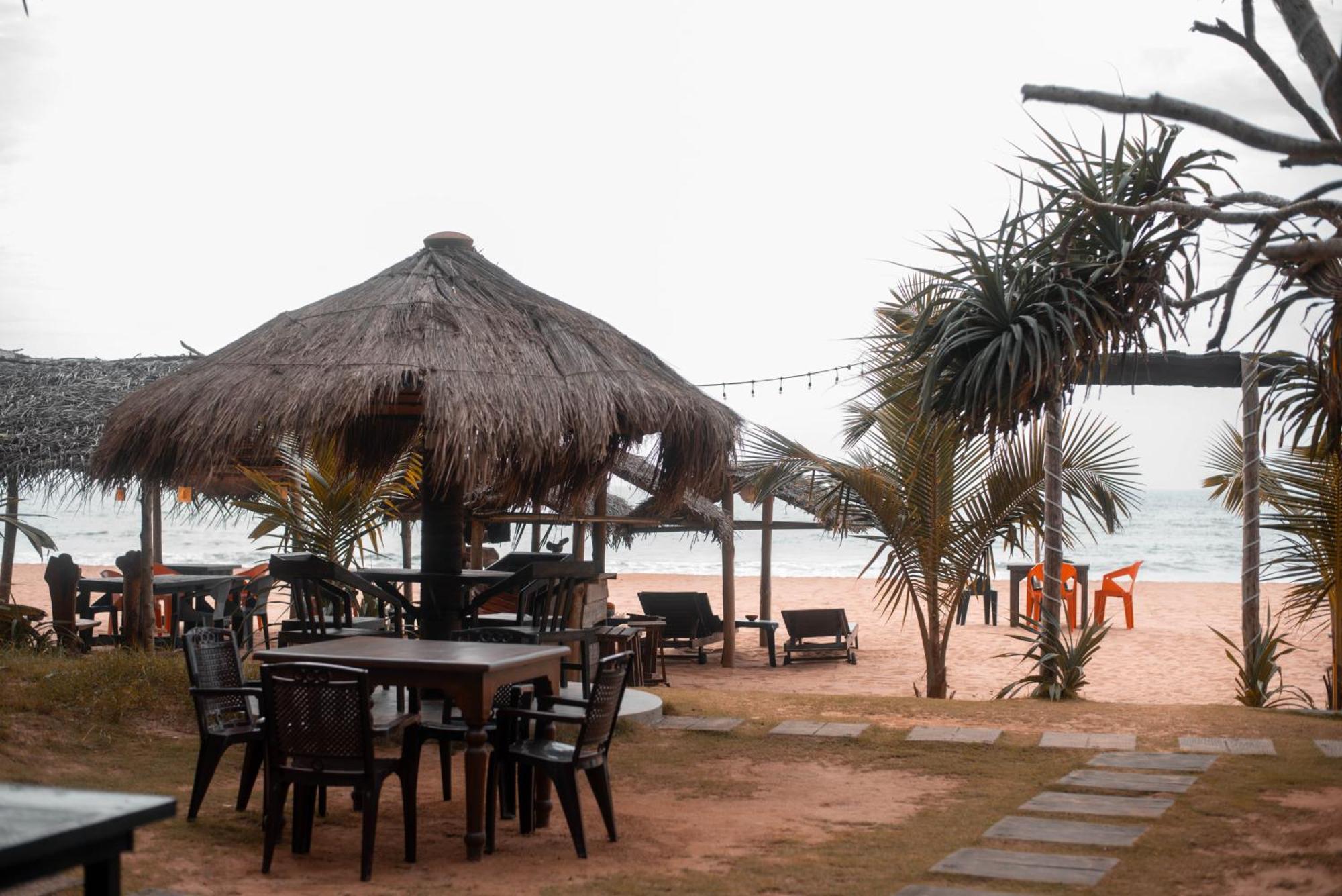 Hotel Sea Trails Bentota Esterno foto