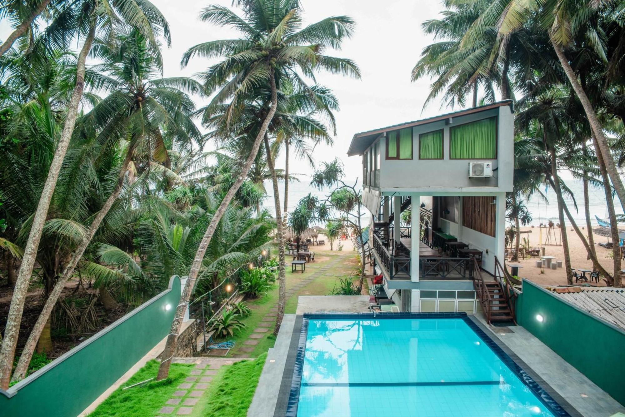 Hotel Sea Trails Bentota Esterno foto