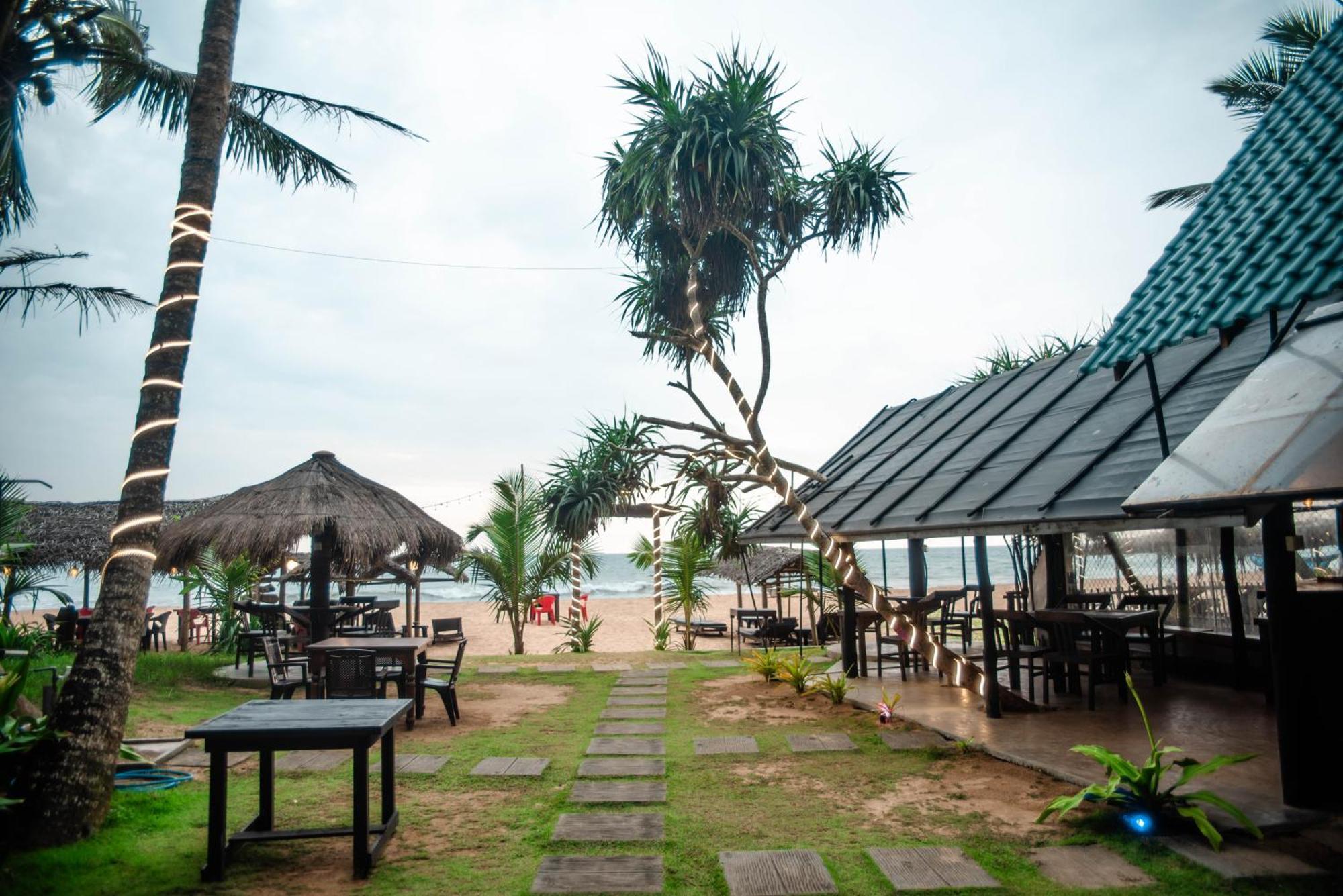 Hotel Sea Trails Bentota Esterno foto