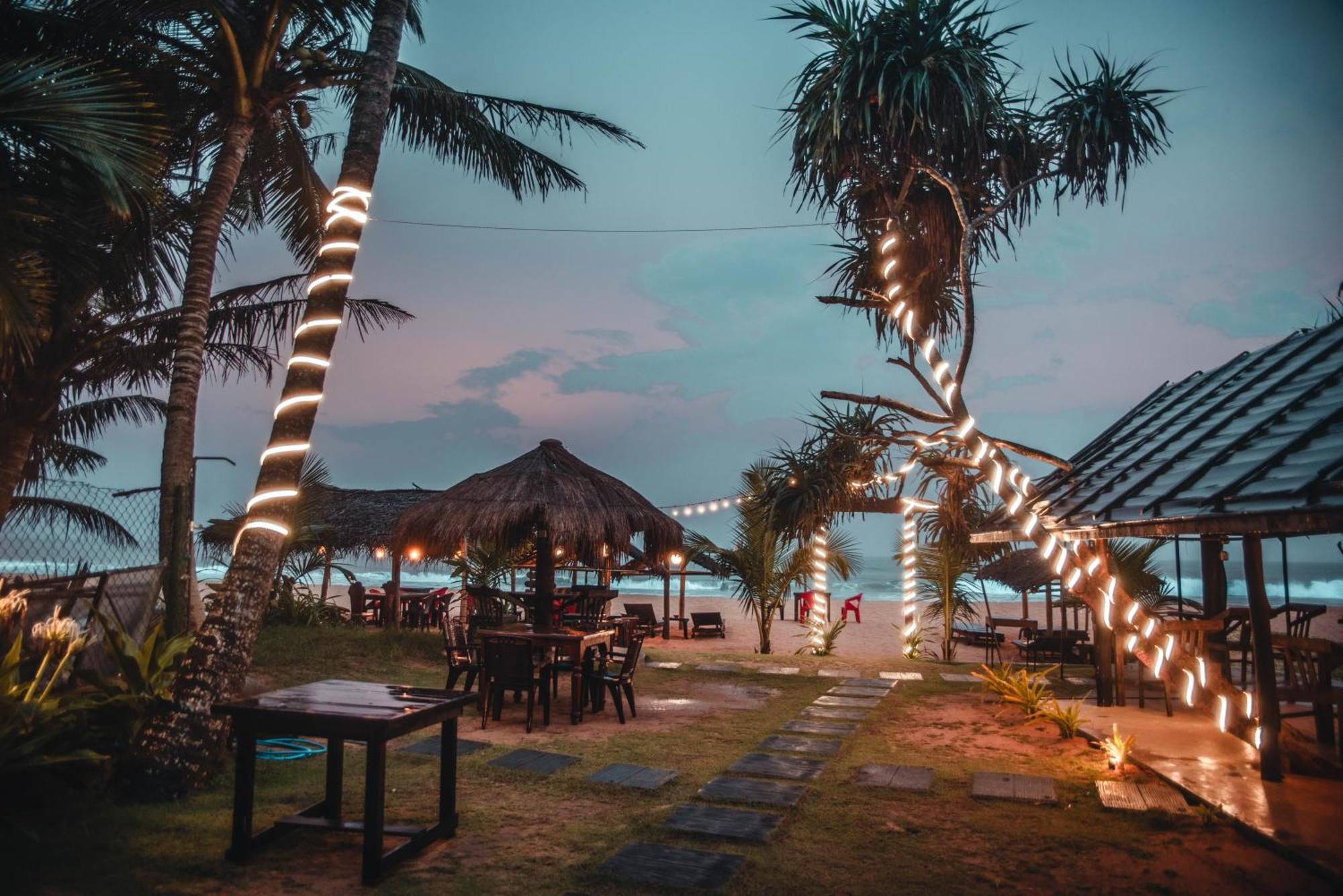 Hotel Sea Trails Bentota Esterno foto