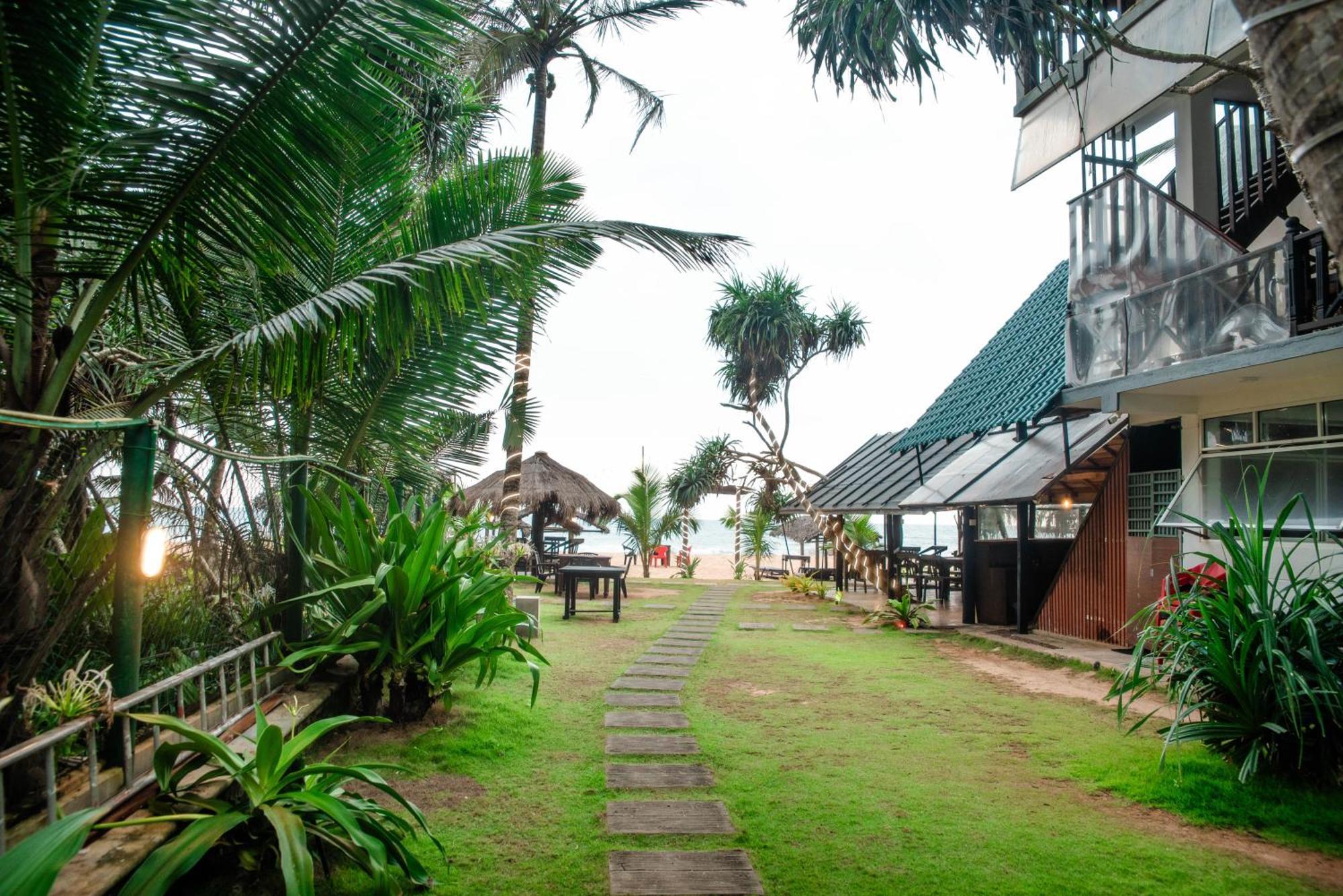 Hotel Sea Trails Bentota Esterno foto