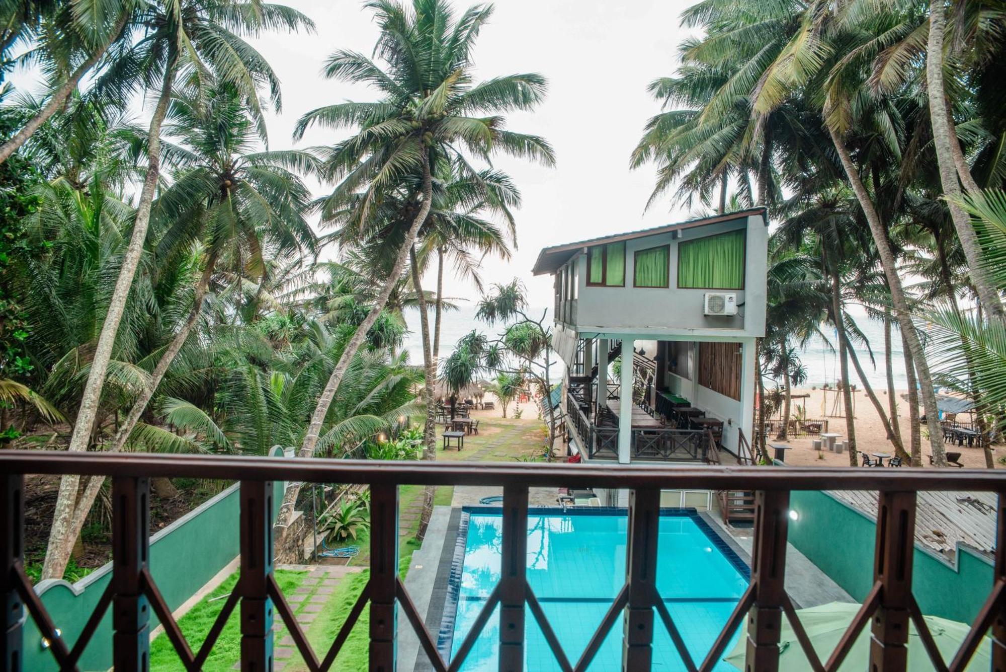 Hotel Sea Trails Bentota Esterno foto